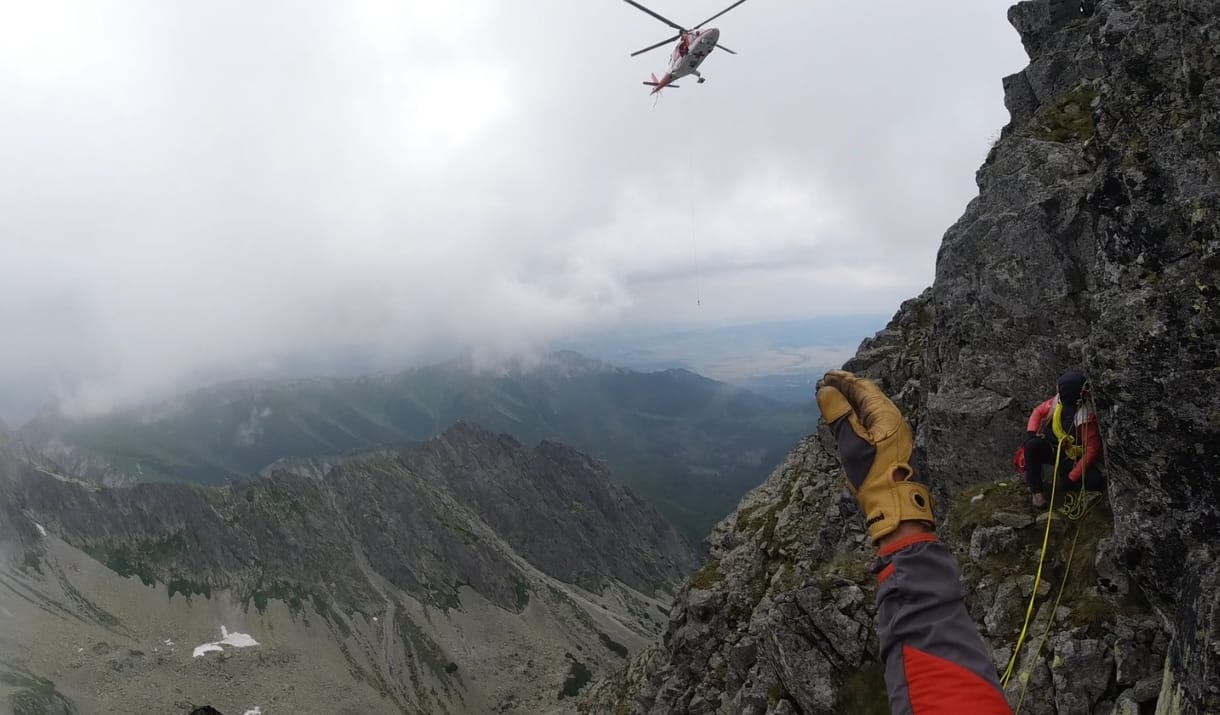Helikopterrel mentettek ki két hegymászót a szlovákiai Magas-Tátrában