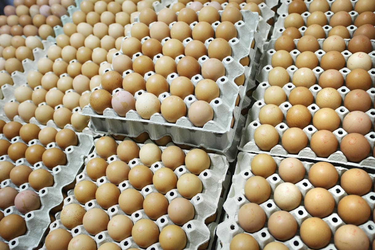 Budán kísérletezik a Spar, mit szólnak a vevők, ha nem kaphatnak ketreces tartásból származó tojást