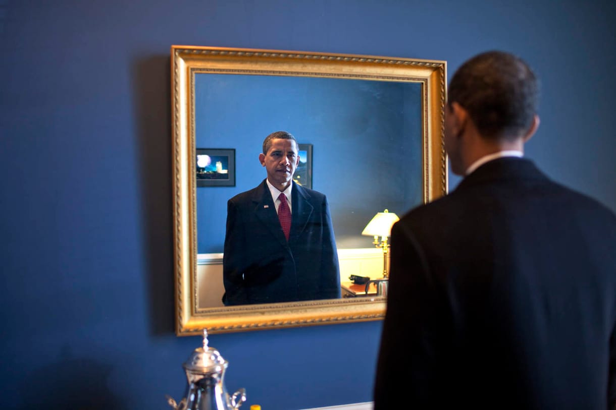 Vajon mit lát Barack Obama, ha a tükörbe néz?