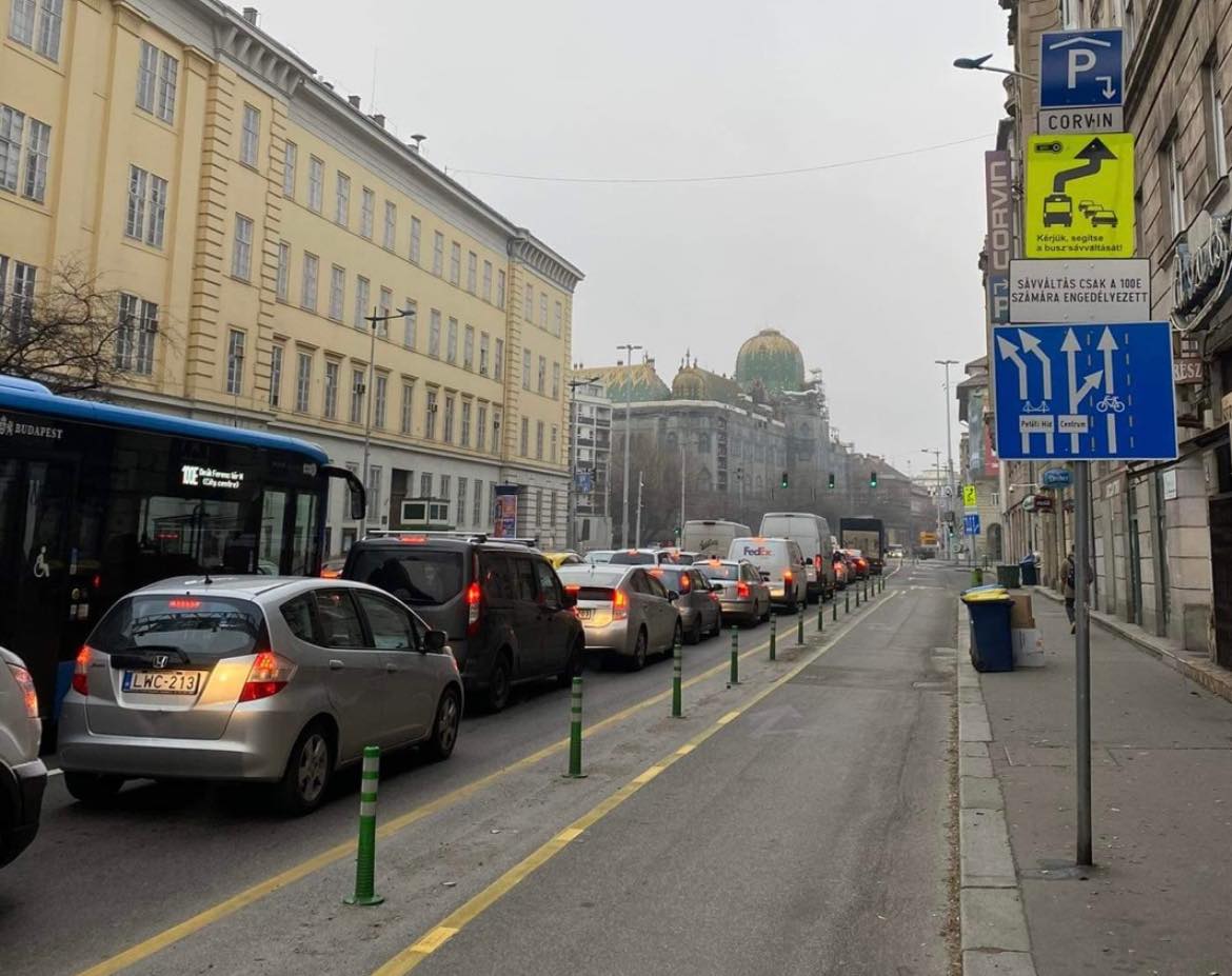Egyedi közlekedési tábla jelent meg Budapesten, ilyet még biztos nem látott