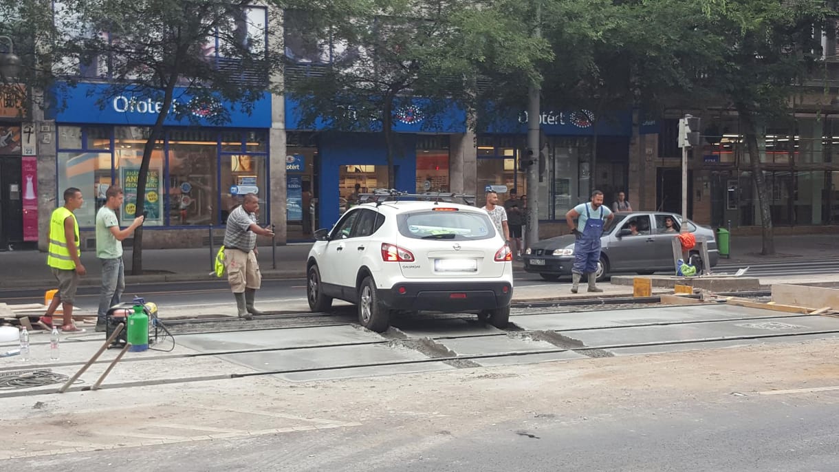 Tolatóradar: A munkások közt hajtott a friss betonba egy autós a 4-es, 6-os vonalán