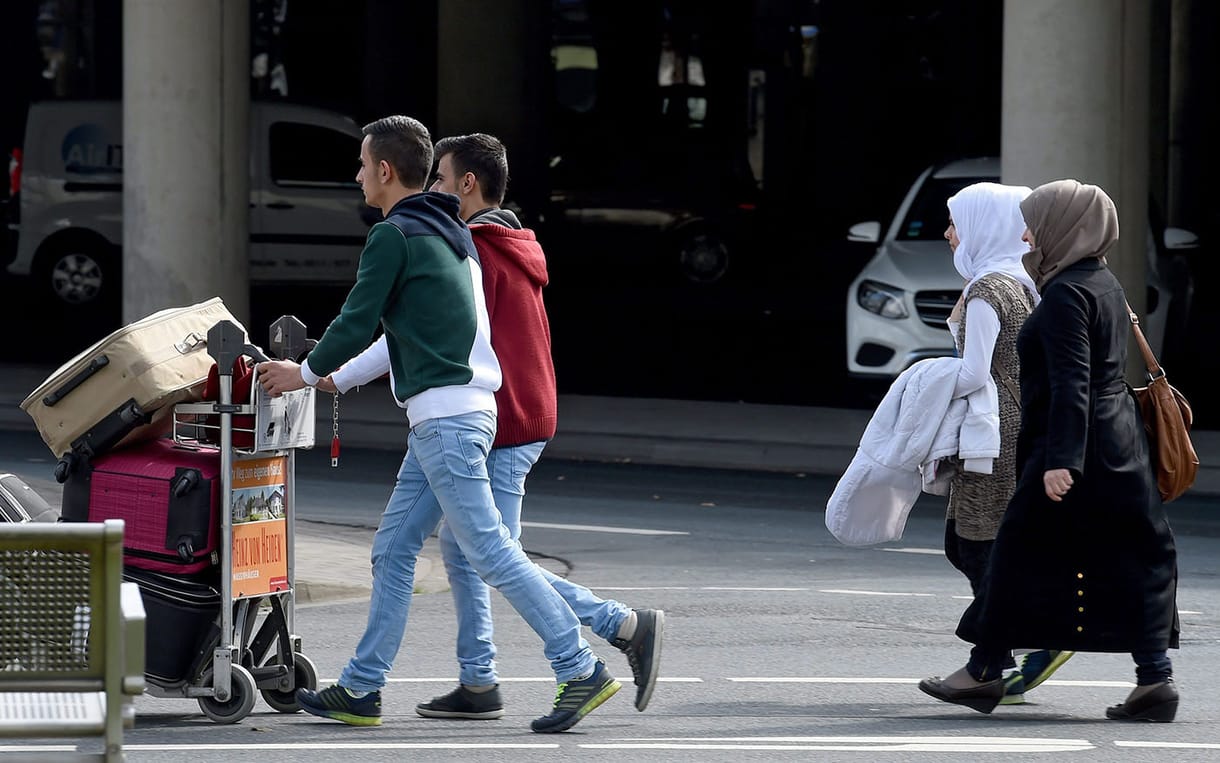 Franciaországban nem bűn többé, ha valaki önzetlenül segít illegális bevándorlóknak