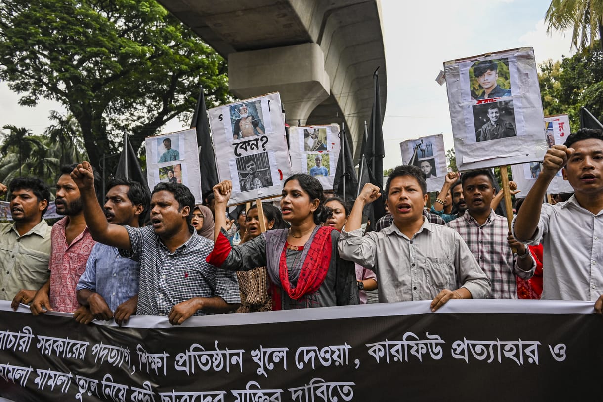 Újra használható a mobilnet Bangladesben, de a kijárási tilalmat nem szüntették meg, és továbbra is járőröznek a katonák