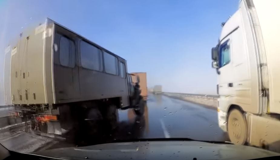 Videó: a hónap közúti mentését ez a katonai teherautó mutatta be