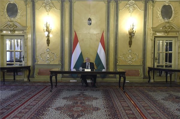 Hiába ígérte az ellenkezőjét Orbán, Kásler még mindig bujkál