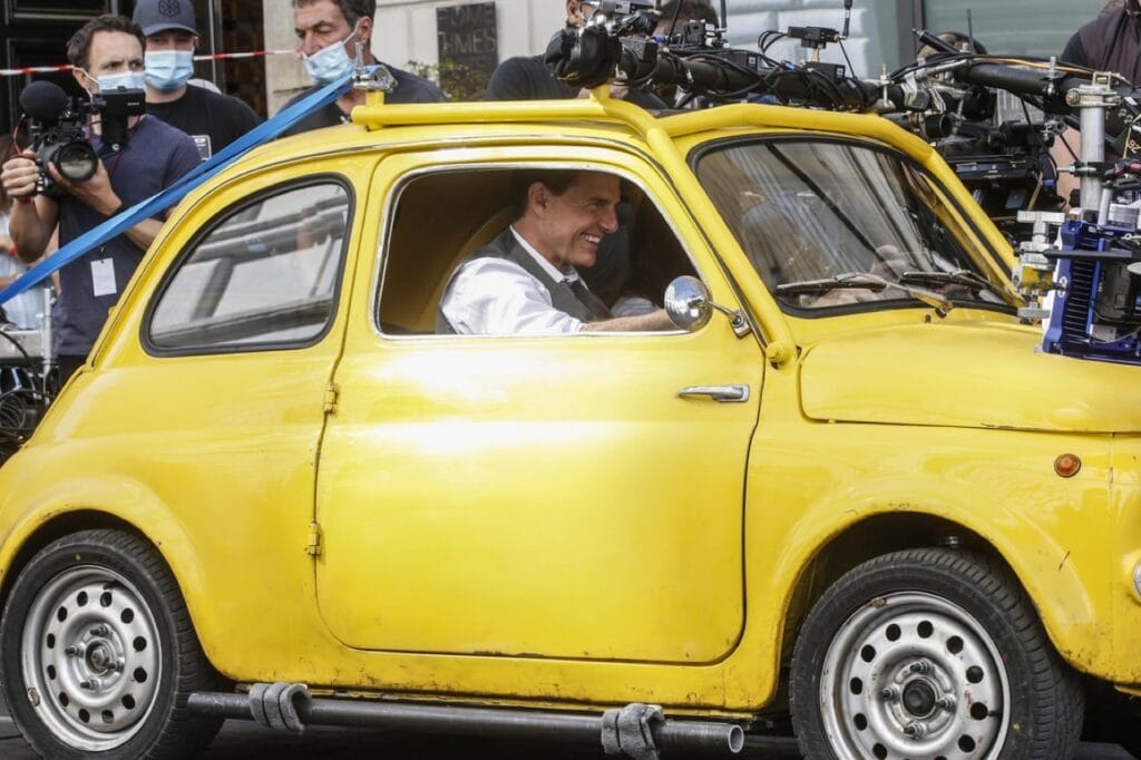 Mi mással menekülhetne Rómában Tom Cruise, mint egy sárga Fiat 500-assal?