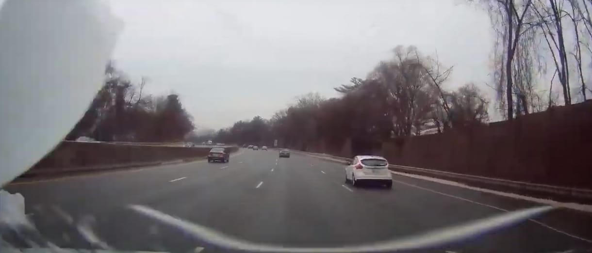Tökéletesen mutatja ez a videó, miért kell letakarítani a havat indulás előtt az autónkról