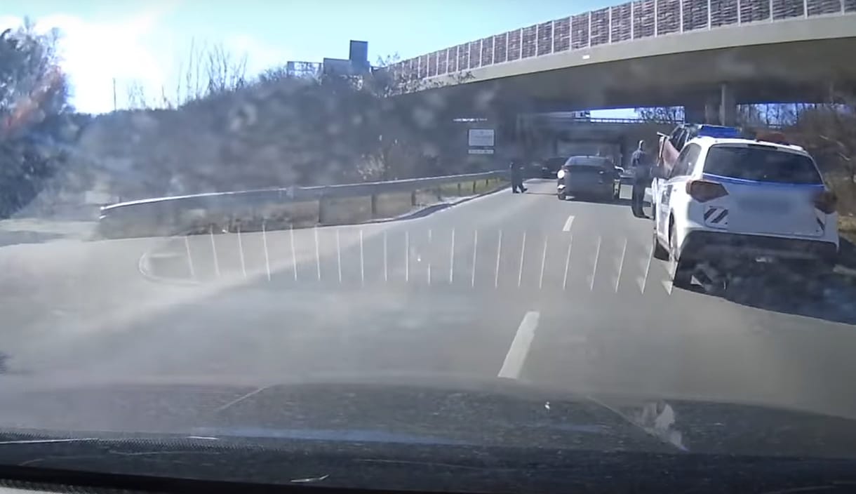 Törökbálintnál mutatta meg egy merész sofőr, mit ne csináljunk soha a lerobbant autónkkal (videó)