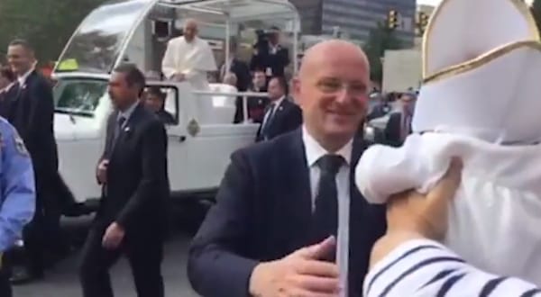 Videó: Ferenc pápa alig bírta abbahagyni a nevetést a pápának öltöztetett kisbaba láttán