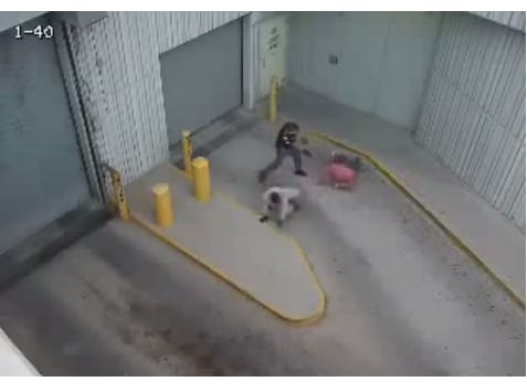 Felkavaró videó: Hidegvérrel lelőtte a megbilincselt rabot egy rendőr