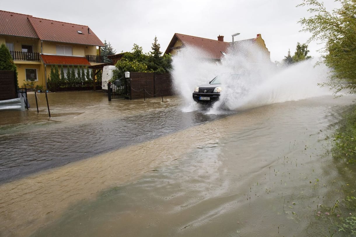 Sokszázezres kárral is számolhat, aki elővigyázatlanul hajt mély tócsába