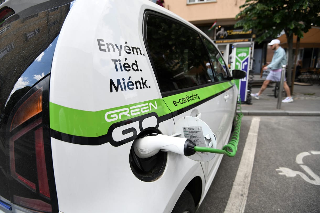 Beperelné az EU-t Lengyelország, mert nem engedik forgalomba a 2035 után gyártott robbanómotoros autókat