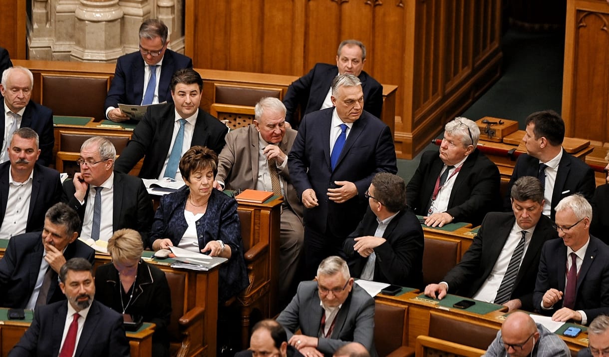 A füstgyertyázást megtorló 80 milliós pénzbírság élesítésével áll újra munkába az Országgyűlés hétfőn