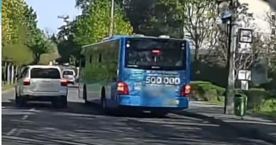 Nem engedte ki a megállóból a buszt, majd büntetőfékezéssel idegesítette a rádudáló sofőrt egy Porsche vezetője – videó