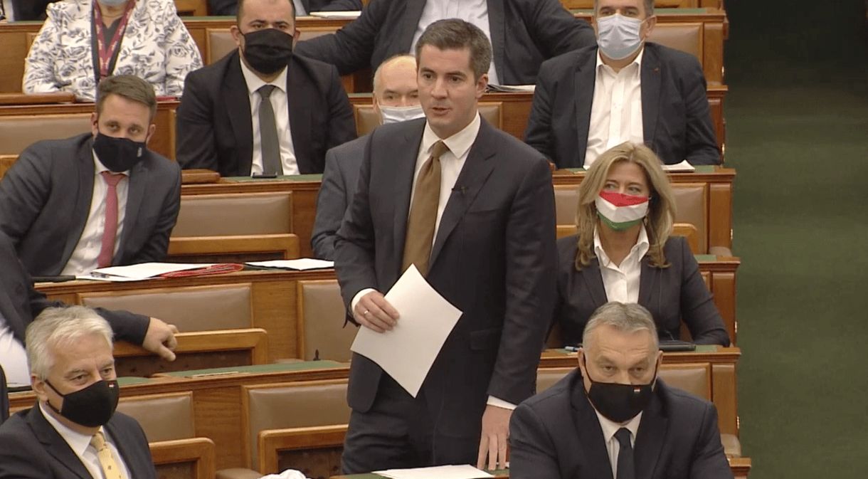 Kocsis Máté sorosozva ment neki a TASZ-nak, amiért a hátrányos helyzetűek között említették a migránsokat is