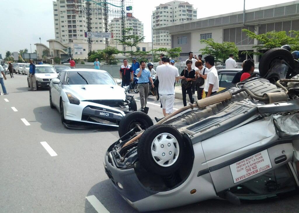 Tetejére borította a tanulókocsit egy Nissan GT-R - fotó