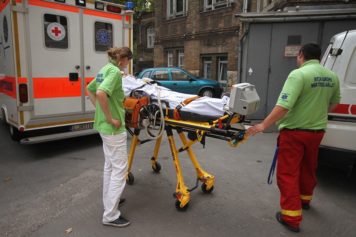 Agyhalott lett egy férfi, mire a kórházba került