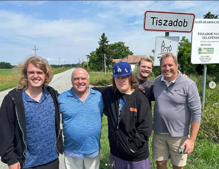 Citerát is hallgatott Tiszadobon a Breaking Bad magyar gyökerekkel rendelkező színésze