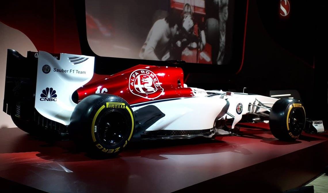 Újból felbőgnek az F1-motorok, egymás után záporoznak a 2018-as új autók