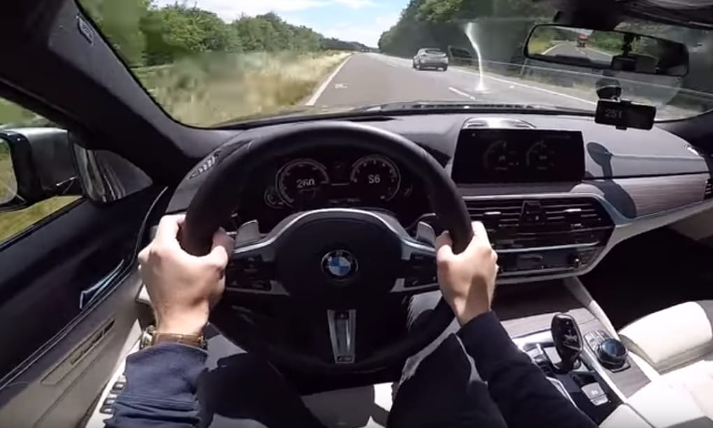 Az igazság pillanata: a benzines BMW M550i a dízel M550d ellen – videó