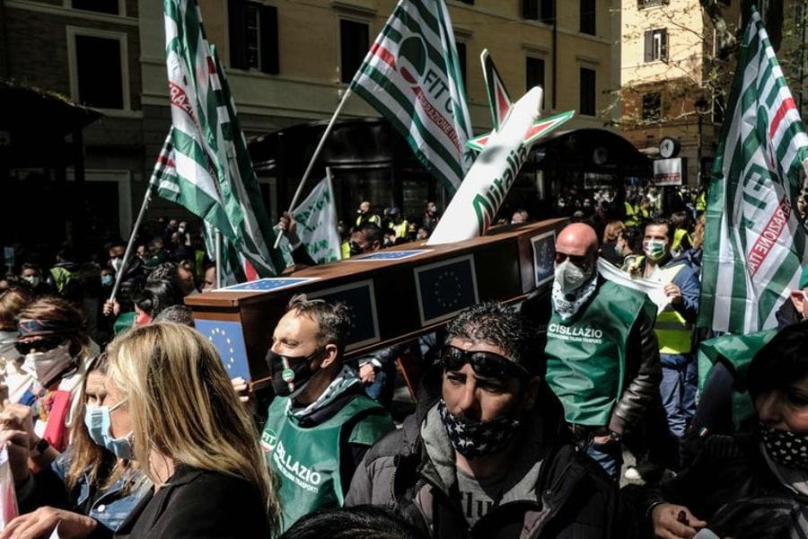 Főnix-manőver: megszűnik, majd részben rögtön fel is támad az Alitalia