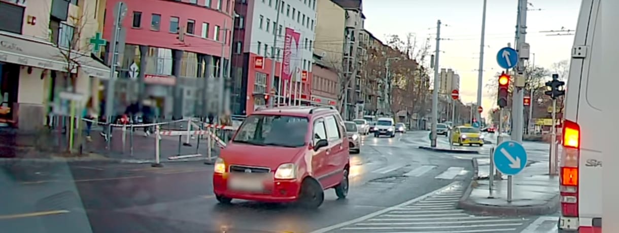Beletört egy suzukis kereke a Váci úti kátyúba