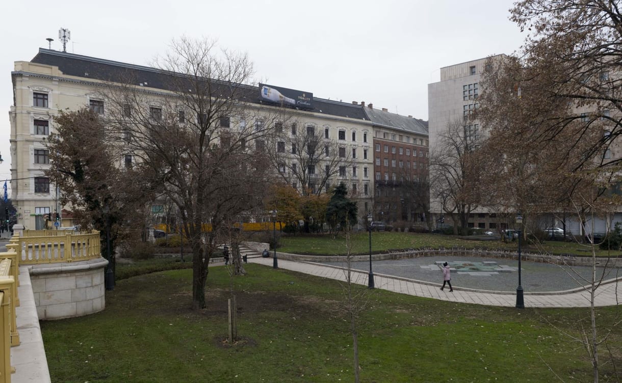 Már látszik a Nagy Imre-szobor helye a Jászai Mari téren