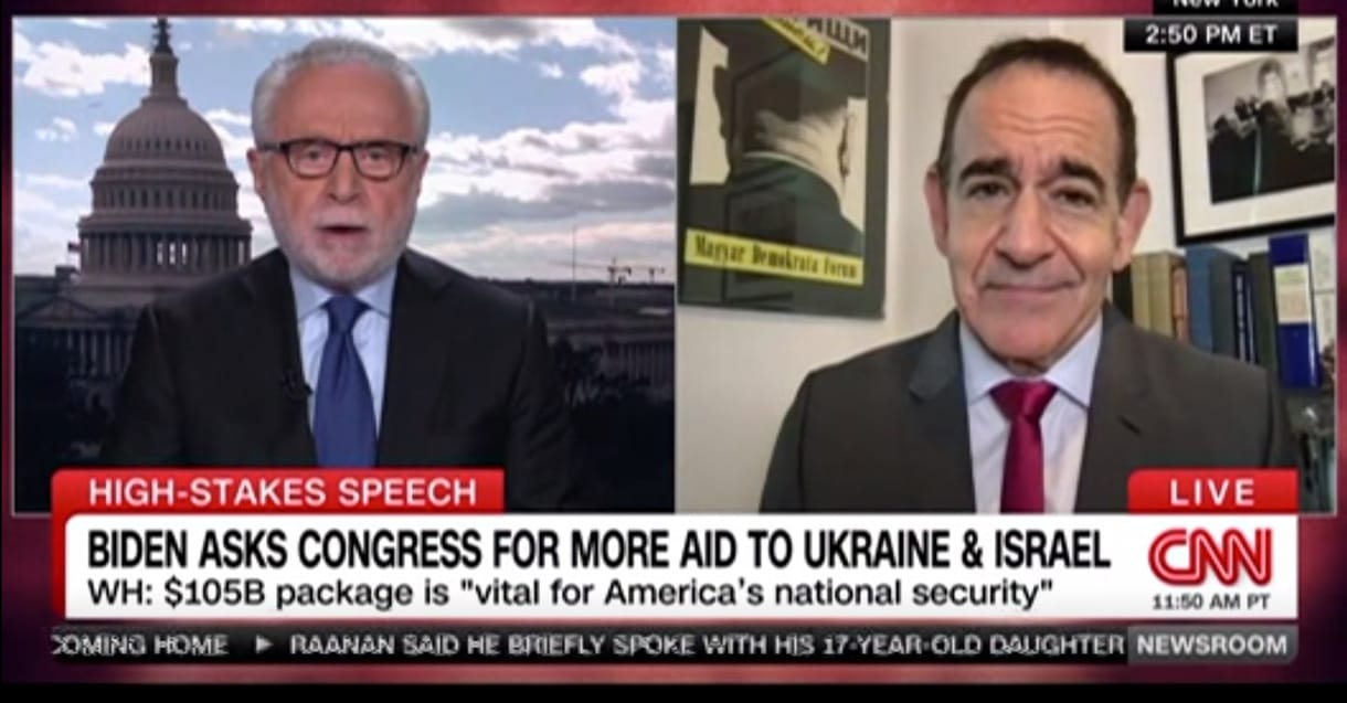A CNN történész szakértőjének háta mögött a falon az MDF híres Tovarisi, konyec! plakátja lógott