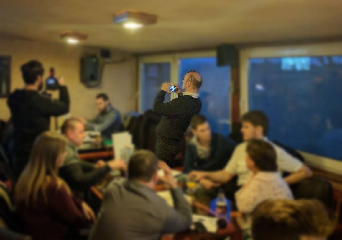 Elmarasztalták a Momentum rendezvényén fotózó önkormányzati dolgozót