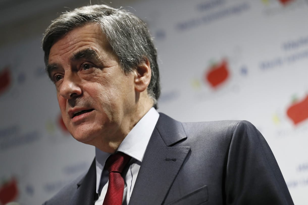 Itt a vége, Fillon? A politikus önkritikát gyakorolt, és meglobogtatta a fehér zászlót