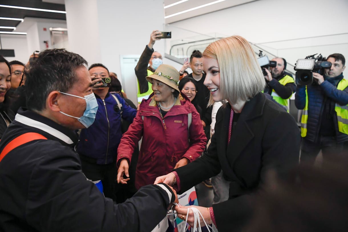 Orbán Ráhel barátnője fogadta a koronavírus-járvány után elsőként érkező kínai csoportot a Liszt Ferenc reptéren