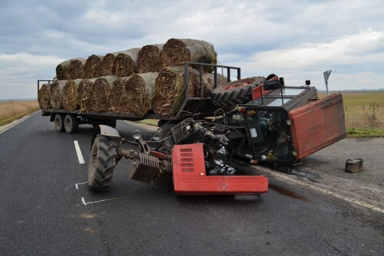 Fotók: Már előzött a Renault sofőrje, amikor traktoros balra kanyarodott