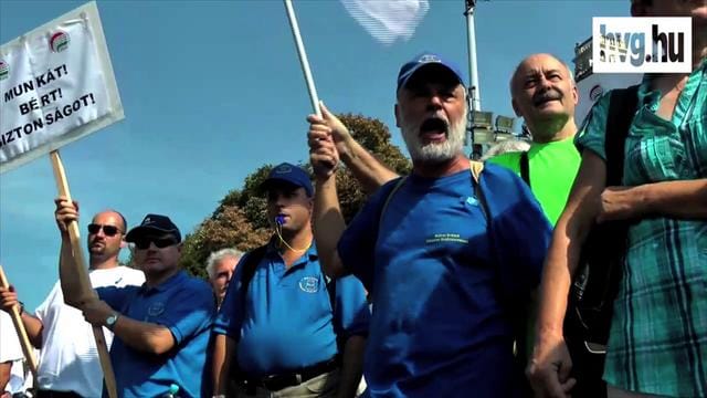 Videó: kifütyülték a fideszeseket a Kossuth téren