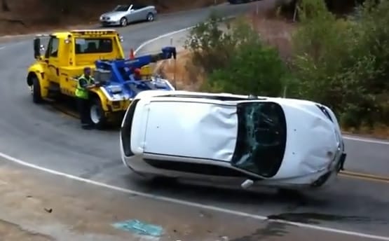Videó: vontatni akarta, de szakadékba küldte a vontatós a felborult Mazdát