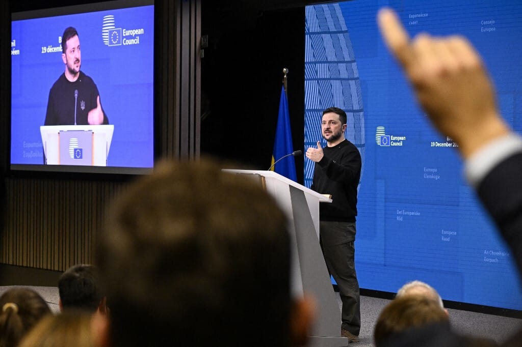 Komolytalan politikai PR-nak nevezte Zelenszkij Orbán karácsonyi tűzszüneti javaslatát az EU-csúcson