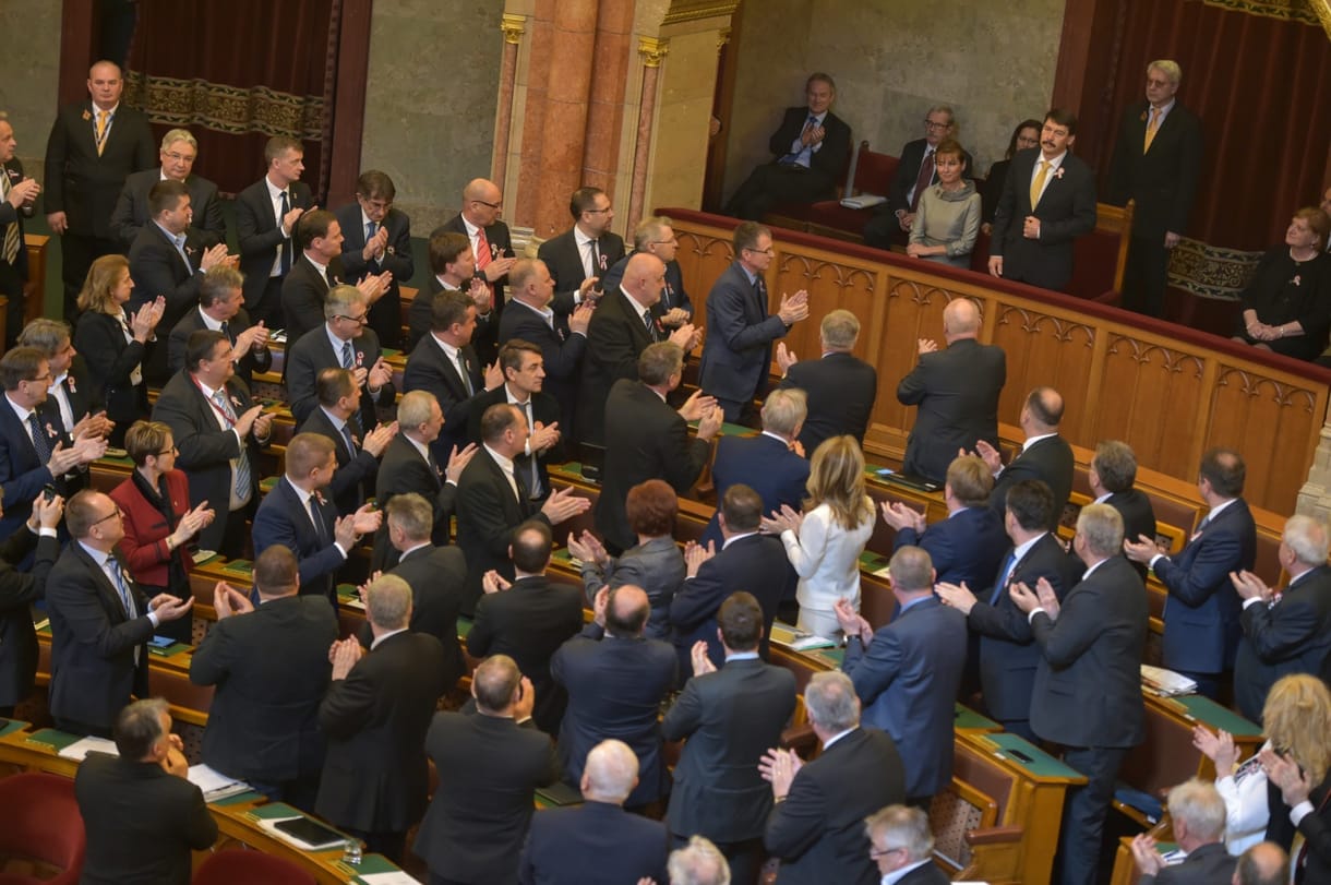 Áder indítja a maratont, amelyet a Fidesz a 30. kilométertől kezdhet meg