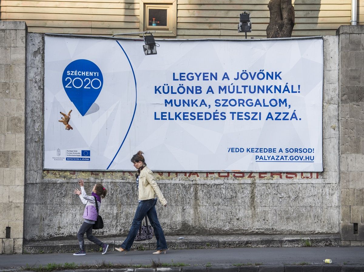 Kellenek az EU-pénzek, behódolt a kormány Brüsszelnek