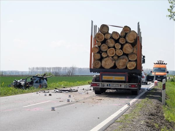 Felismerhetetlenségig roncsolódott egy autó, a sofőr a helyszínen meghalt – képek