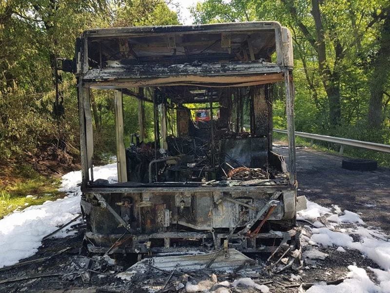 Fotók: Szinte semmi nem maradt a tegnap Pomázon kigyulladt buszból