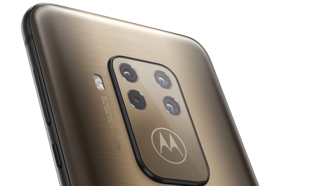 Kezünkben a Motorola 4+1 kamerás új mobilja