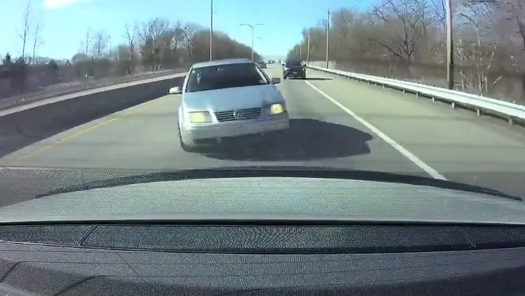Ezt a sofőrhibát nehéz megúszni épp bőrrel autópályán - videó