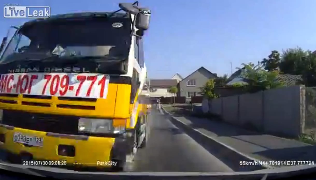 Videó: Így biztosan soha nem akar betonkeverős teherautóval találkozni