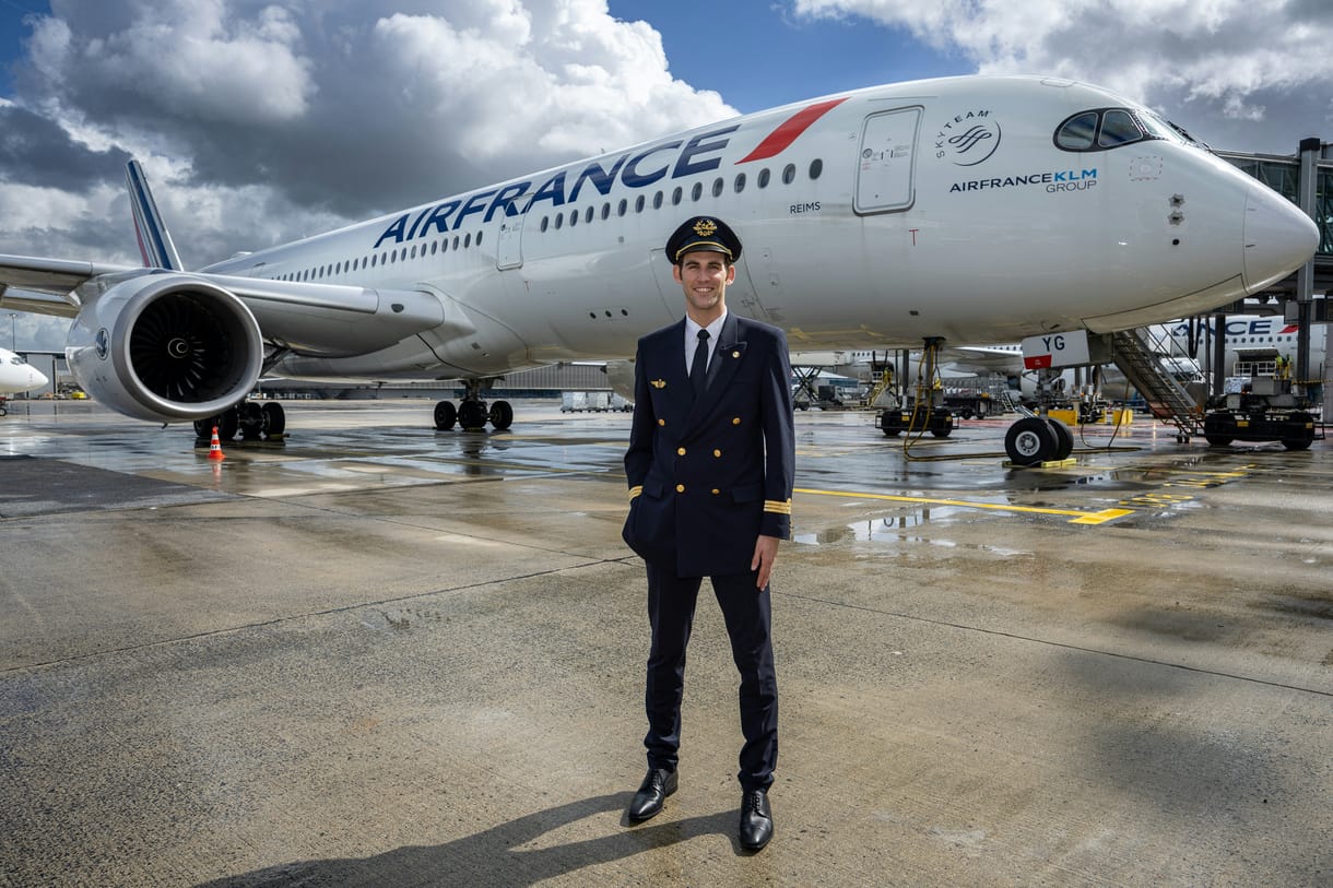 Az Air France pilótája, Antoine egy Airbus A350-es utasszállító géppel pózol egy fotózáson a Párizs-Charles de Gaulle repülőtéren, Párizstól északra, a Roissy-en-France repülőtéren 2024. április 4-én.