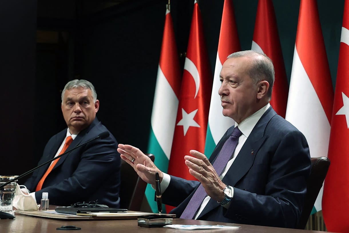 Der Standard-tudósítás Budapestről: Orbán Erdogan kedvére akadályozza a NATO-bővítést