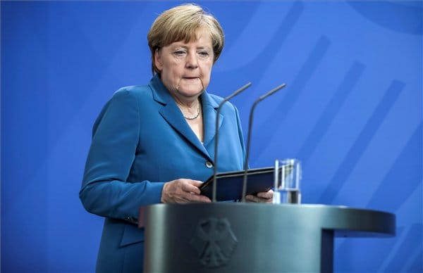 Merkel nem akar változtatni a menekültpolitikáján