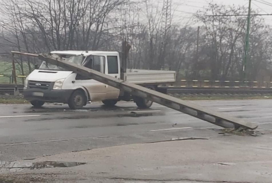 Öt villanyoszlop dőlt ki egy autóbalesetben Soroksáron