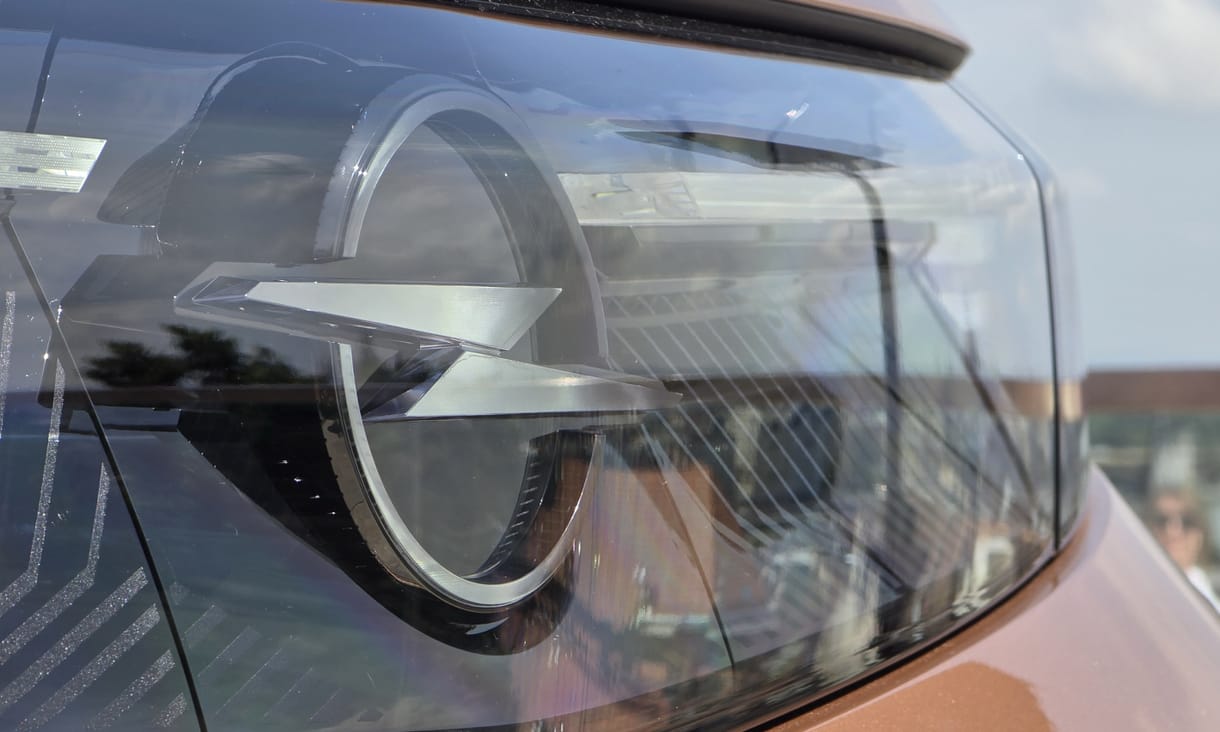 Az Opel eddigi legnagyobb dobása: meglepetésként debütált Budapesten az akár 700 kilométeres villanyhatótávú új Grandland