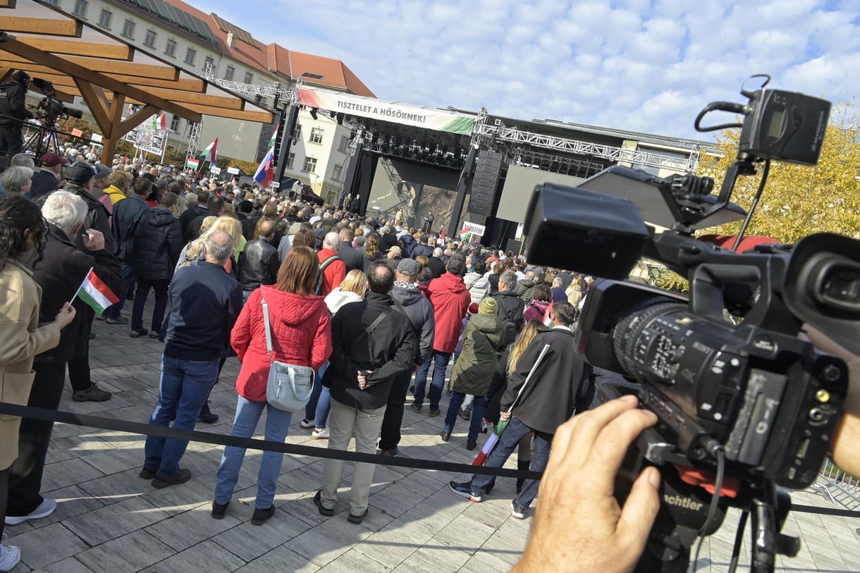 Tapétavágóval “felfegyverzett” férfit fogtak a rendőrök Orbán ünnepi beszédének helyszínén