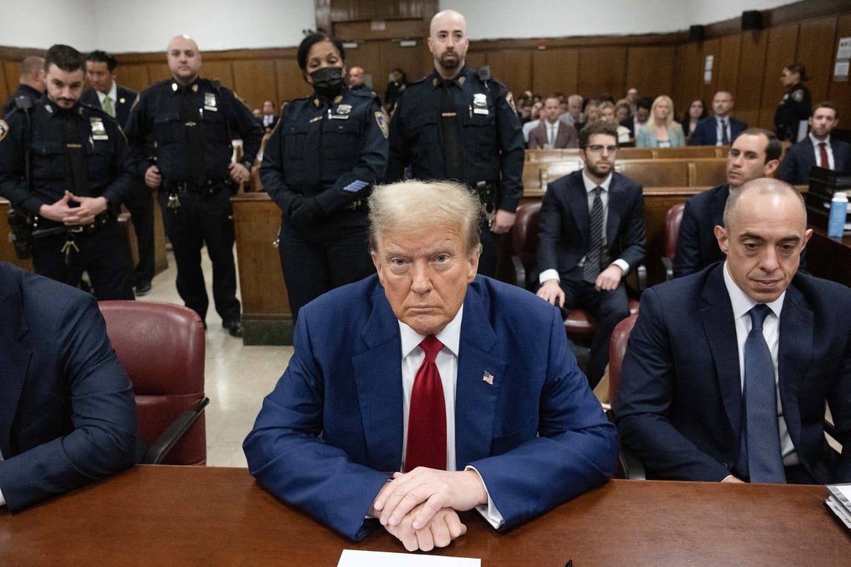 Donald Trump 2024 ápriliusában a saját bírósági tárgyalásán ül. Azzal vádolták, hogy az ügyvédjével kampányköltségként fizettek pénzt az exelnökkel viszonyt folytató Stormy Daniels pornószínésznő hallgatásáért
