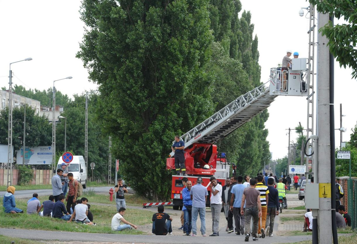 Kamerák figyelnek ezentúl a debreceni menekülttábornál – fotók
